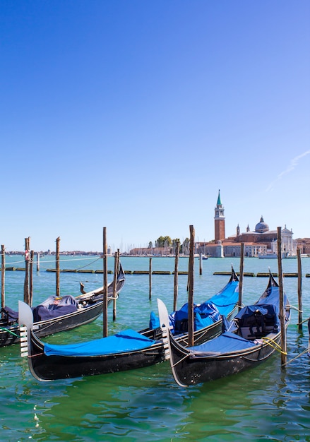 Gondole sul molo a Venezia