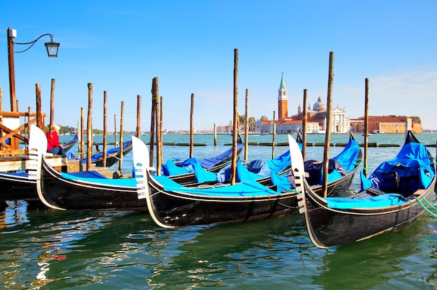 Gondole vicino a piazza San Marco e alla chiesa di San Giorgio di Maggiore sullo sfondo - Venezia, Italia