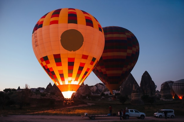 Gonfiare mongolfiere all'alba