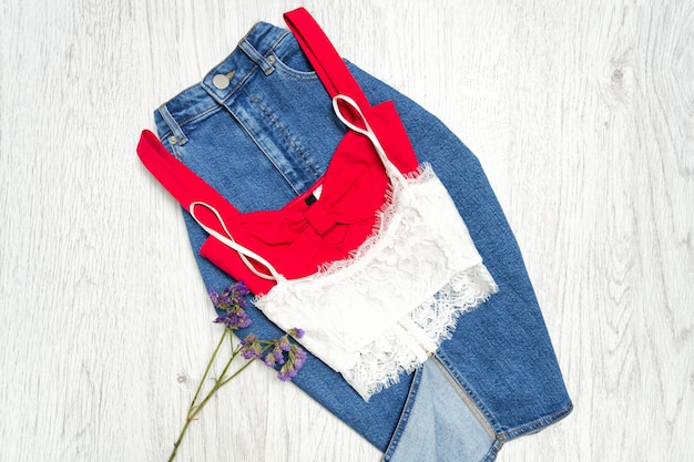 Gonna jeans, top rosso e bianco, collage. Concetto alla moda.