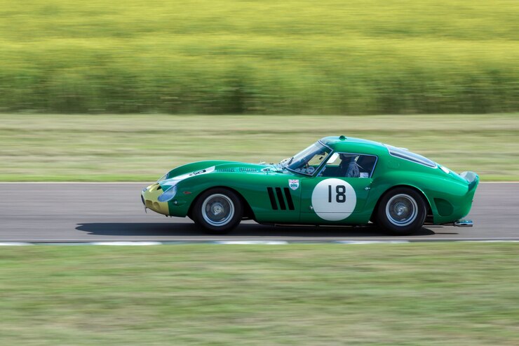 Foto goodwood, west sussex/uk - 14 settembre : vintage racing a goodwood west sussex il 14 settembre 2012. una persona non identificata
