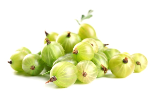 Gooseberry verde isolato su bianco