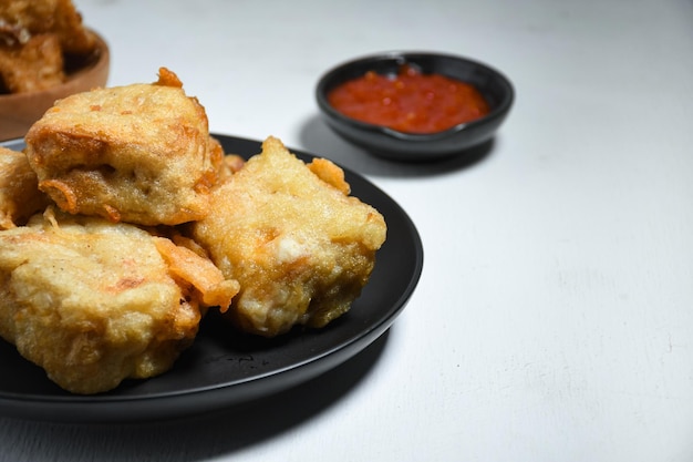 Gorengan o tofu fritto è un tipo di cibo fritto a base di tofu e ripieno di germogli di soia