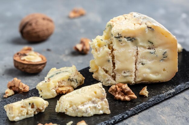 Gorgonzola al formaggio erborinato o dorblu roquefort con noci