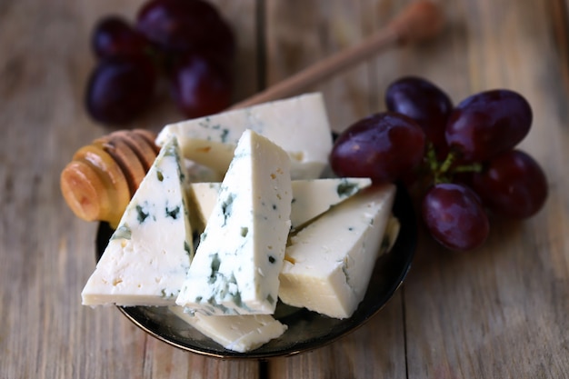 Gorgonzola con miele e uva Piatto di formaggi Keto snack