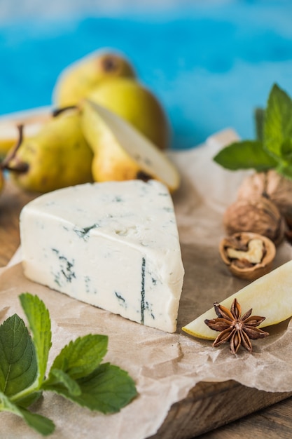 Gorgonzola Picant Formaggio erborinato italiano, prodotto con latte vaccino non scremato nel nord Italia. Pezzo di gorgonzola danablu, roquefort con pere e noci