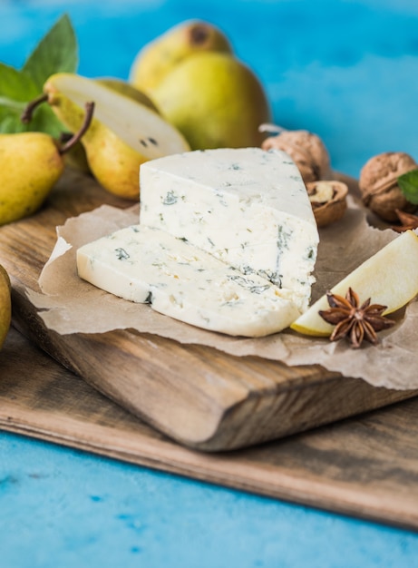 Gorgonzola Picant Formaggio erborinato italiano, prodotto con latte vaccino non scremato nel nord Italia. Pezzo di gorgonzola danablu, roquefort con pere e noci