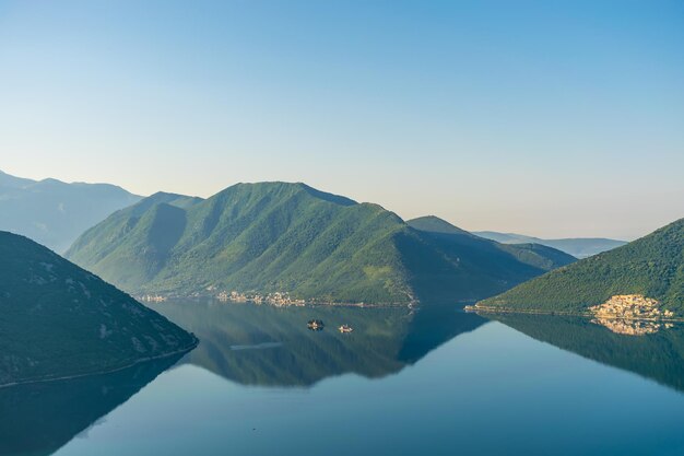 GospaodShkrpjela da una vista a volo d'uccello della baia di BokoKotor