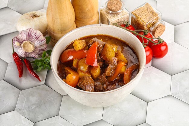 Goulash ungherese di manzo fatto in casa con patate, peperoni e pomodoro