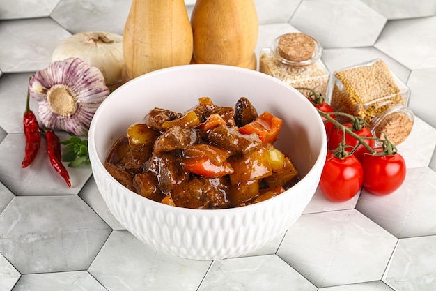 Goulash ungherese di manzo fatto in casa con patate