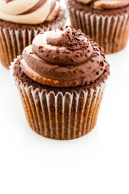 Gourmet cupcake al cioccolato e caramello con gocce di cioccolato.