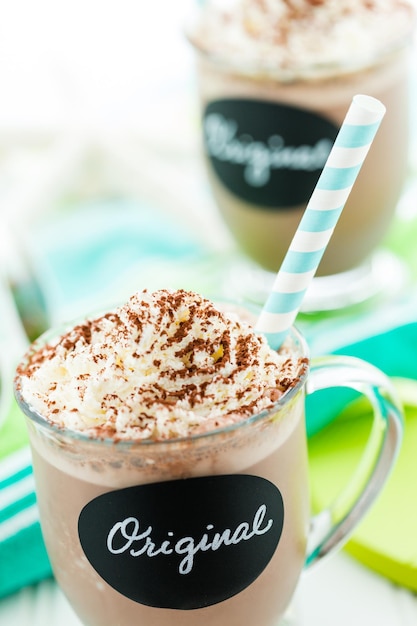 Gourmet originale bevanda fredda al cioccolato guarnita con cacao in polvere.