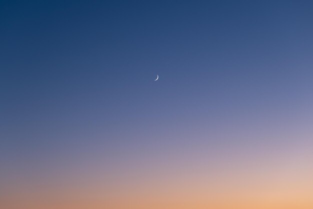 Gradiente di colore del cielo come sfondo Cielo con luna durante il tramonto Composizione della natura