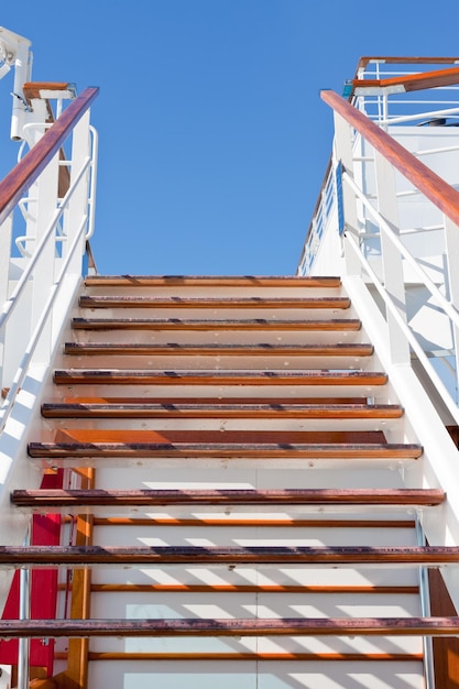 Gradini in legno e cielo blu