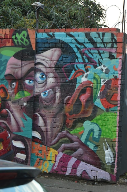 Graffiti colorati sul muro