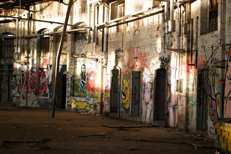 Foto graffiti su un edificio abbandonato