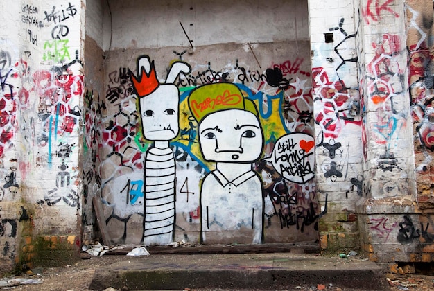 Graffiti su un muro abbandonato