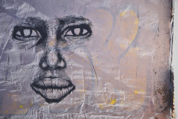 Graffiti su un muro intemperato