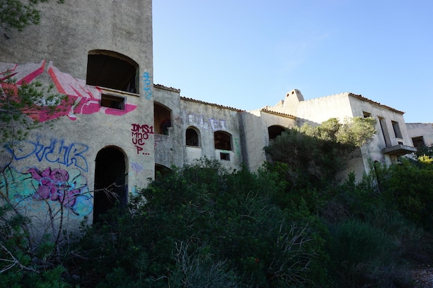 Graffiti sul lato di un vecchio edificio