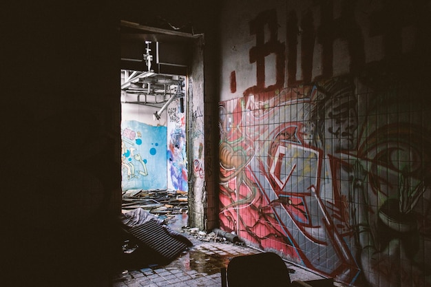 Graffiti sulle pareti di un edificio abbandonato