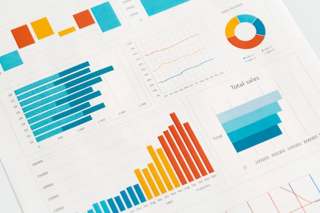 Grafici commerciali e grafici sul tavolo. Sviluppo finanziario, Conto bancario, Statistica