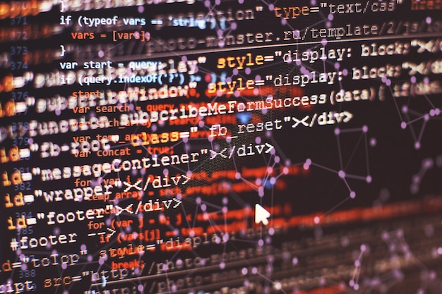 Grafici di strumenti finanziari con vari tipi di indicatori compresa l'analisi del volume per l'analisi tecnica professionale sul monitor di un computer.