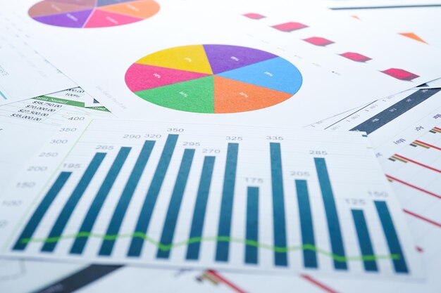 Grafici Grafici fogli di calcolo Sviluppo finanziario Conti bancari Statistiche Investimenti Dati di ricerca analitica Economia Borsa di borsa Concept di riunione aziendale di ufficio aziendale