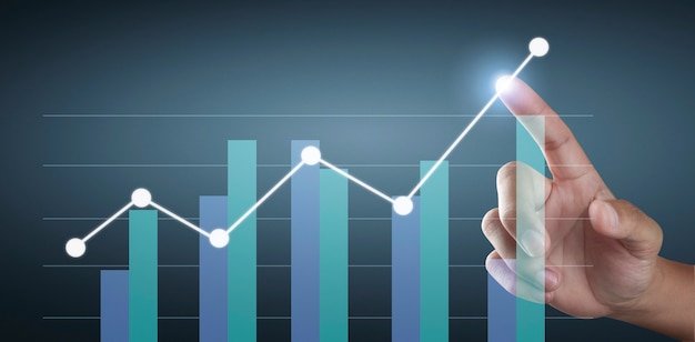 Grafici toccanti a mano dell'indicatore finanziario e grafico di analisi dell'economia di mercato contabile