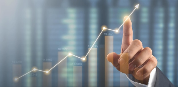 Grafici toccanti della mano del grafico di analisi del mercato dell'indicatore finanziario