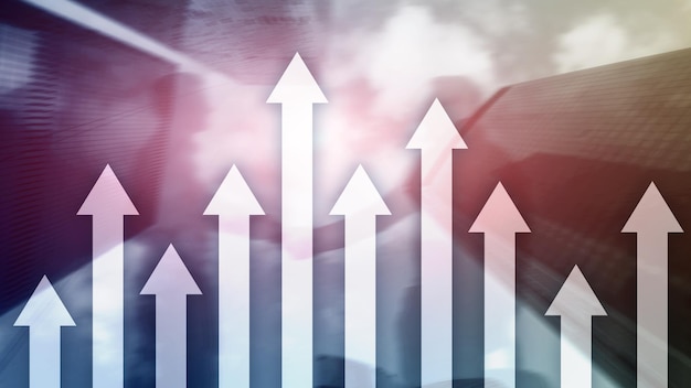 Grafico a freccia in alto sullo sfondo del grattacielo Investimento e concetto di crescita finanziaria