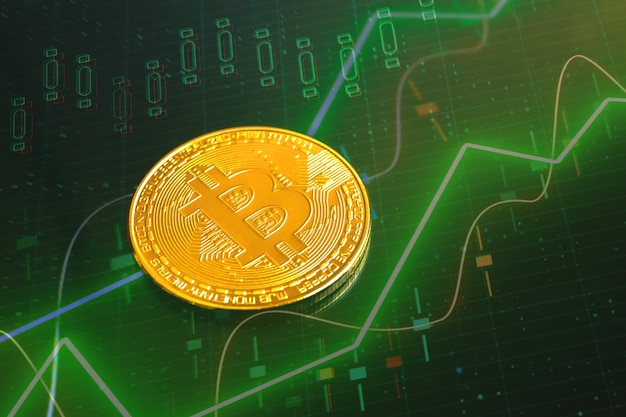 Grafico azionario e moneta bitcoin dorata, finanza e criptovaluta business sfondo foto