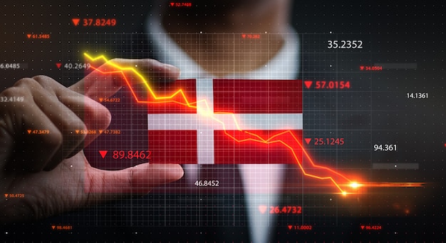 Grafico che cade davanti alla bandiera della Danimarca. Concetto di crisi