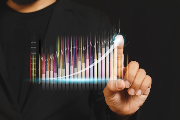 Grafico commerciale del dito indice dell'uomo d'affari. grafico di analisi del marketing di borsa. informazioni statistiche diagramma profitto. concetto di investimento e marketing.