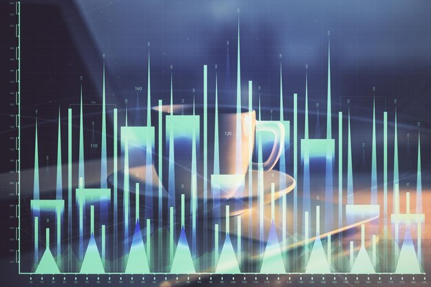 Grafico del mercato azionario sullo sfondo con scrivania e personal computer Esposizione multipla Concetto di analisi finanziaria