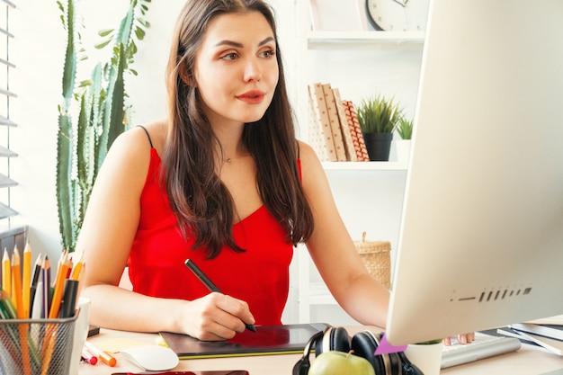 Grafico della giovane donna sul lavoro nel suo ufficio