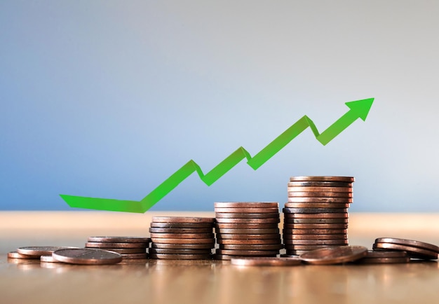 Grafico di crescita e freccia verde su un simbolo di investimento di successo e accumulo di denaro