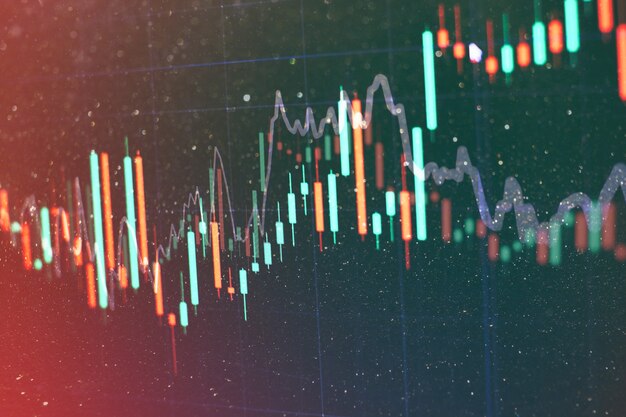 Grafico e indicatore del prezzo tecnico, grafico a candele rosso e verde sullo schermo del tema blu, volatilità del mercato, tendenza al rialzo e al ribasso. Commercio di azioni, sfondo di criptovaluta.