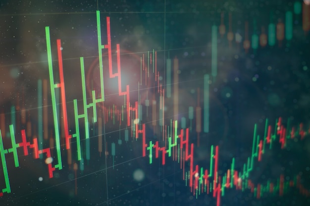 Grafico e indicatore del prezzo tecnico, grafico a candele rosso e verde sullo schermo del tema blu, volatilità del mercato, tendenza al rialzo e al ribasso. Negoziazione di azioni, sfondo di criptovalute