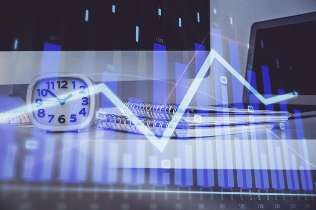 Grafico Forex ologramma sul tavolo con sfondo del computer Esposizione multipla Concetto di mercati finanziari