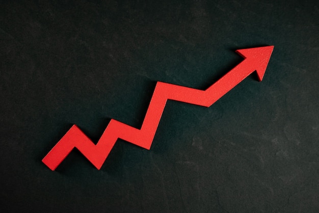 Grafico grafico che cresce. Freccia rossa su uno sfondo. Aumento di prezzo