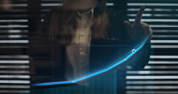 Grafico grafico di finanza disegnato da una donna d'affari che mostra l'aumento della crescita dei profitti aziendali Finanze e denaro