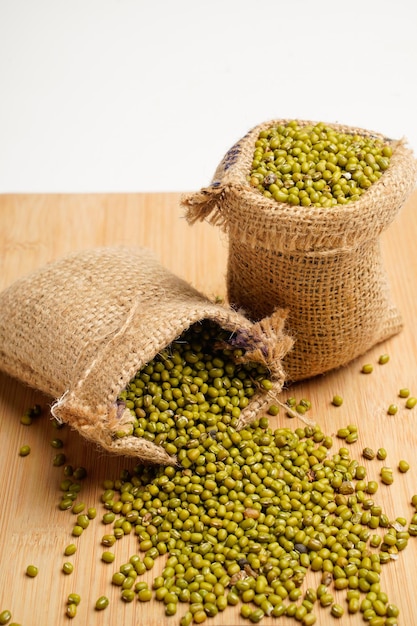 Grammo verde o fagiolo verde in borsa su sfondo bianco.