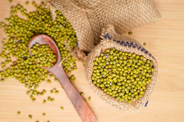 Grammo verde o fagiolo verde in ciotola e cucchiaio di legno