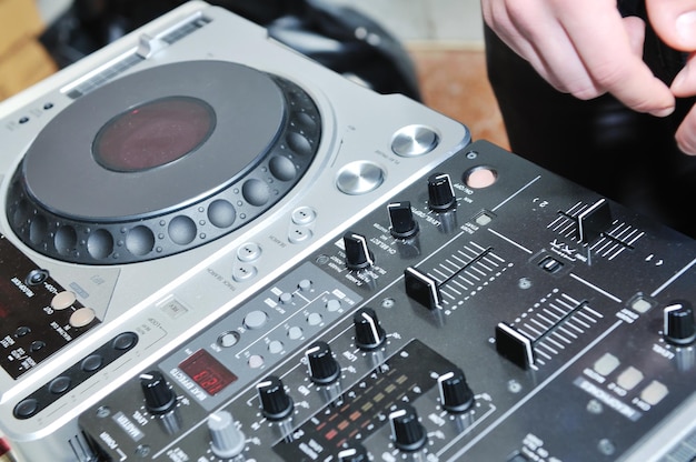 grammofono per apparecchiature per dj e mixete con dj hand on party event