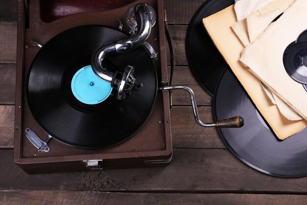 Gramofono con un disco in vinile su un tavolo di legno