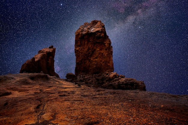 Gran canaria roque nublo nella notte illumina la luce