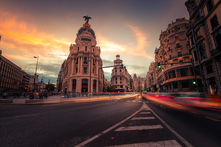 Foto gran via, strada principale di madrid, in spagna.