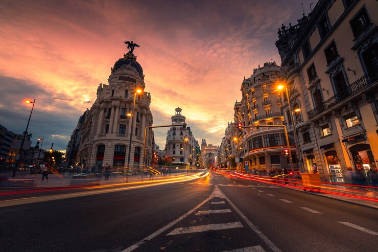 Gran Via, strada principale di Madrid, in Spagna.