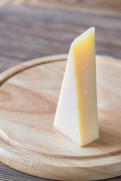 Grana Padano sulla tavola di legno