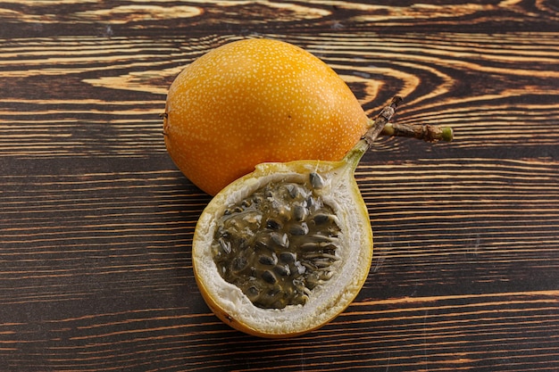 Granadilla gialla con metà tagliata